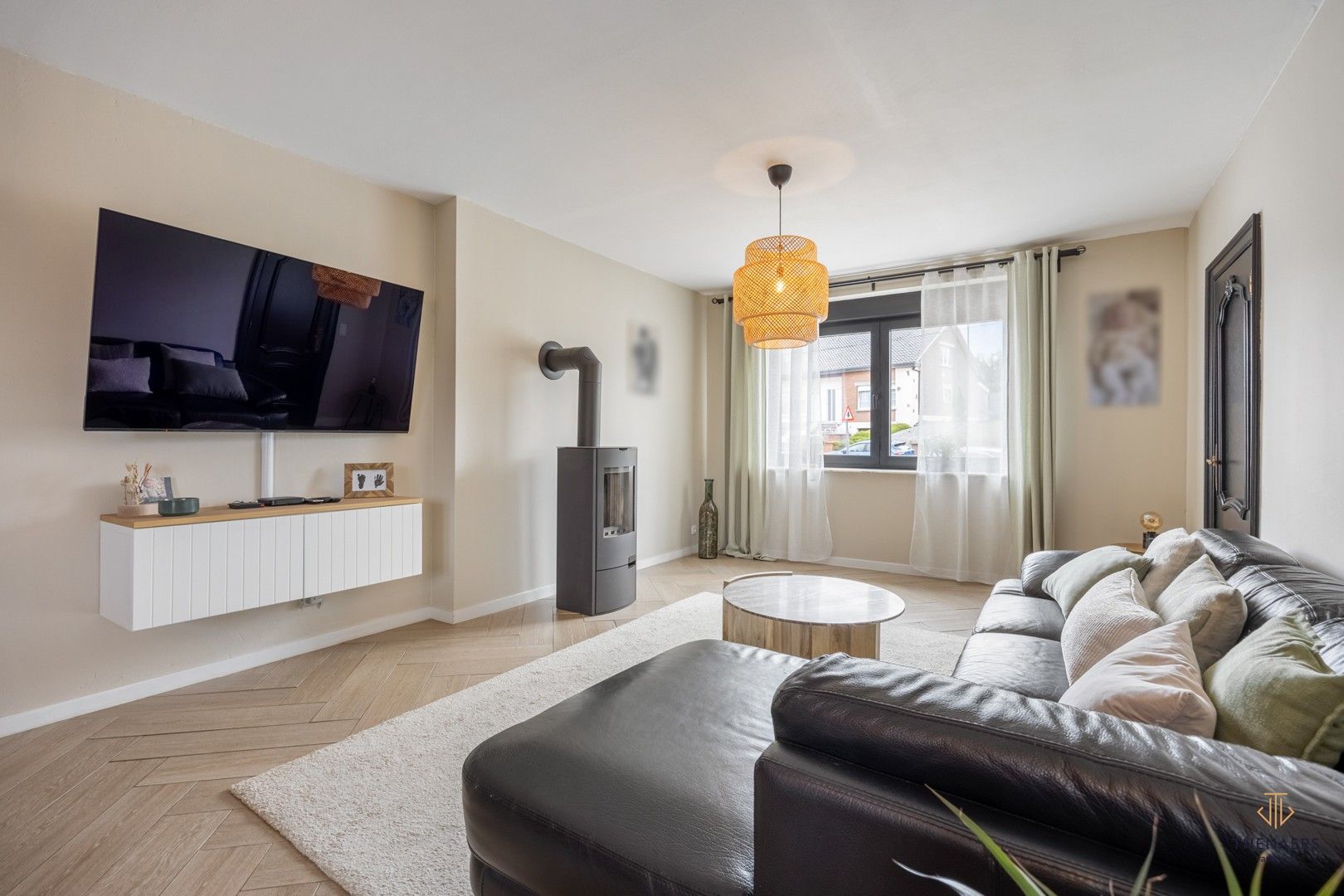 GEMODERNISEERDE GEZINSWONING MET 4 SLAAPKAMERS. foto 2