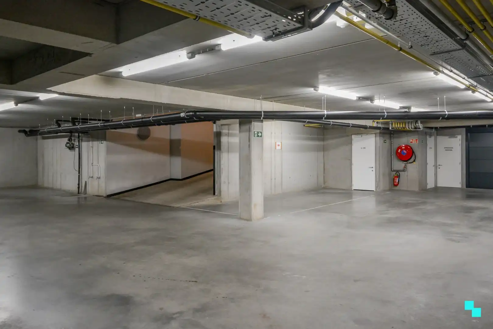 Autostaanplaats gelegen in ondergrondse parking van Residentie Mondriaan foto 2