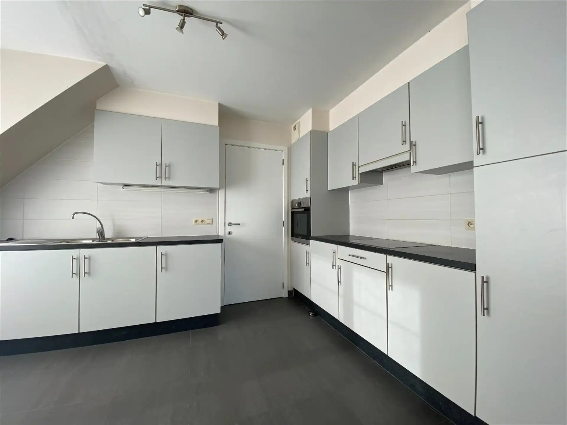 Gunstig gelegen dakappartement met autostaanplaats. foto 5