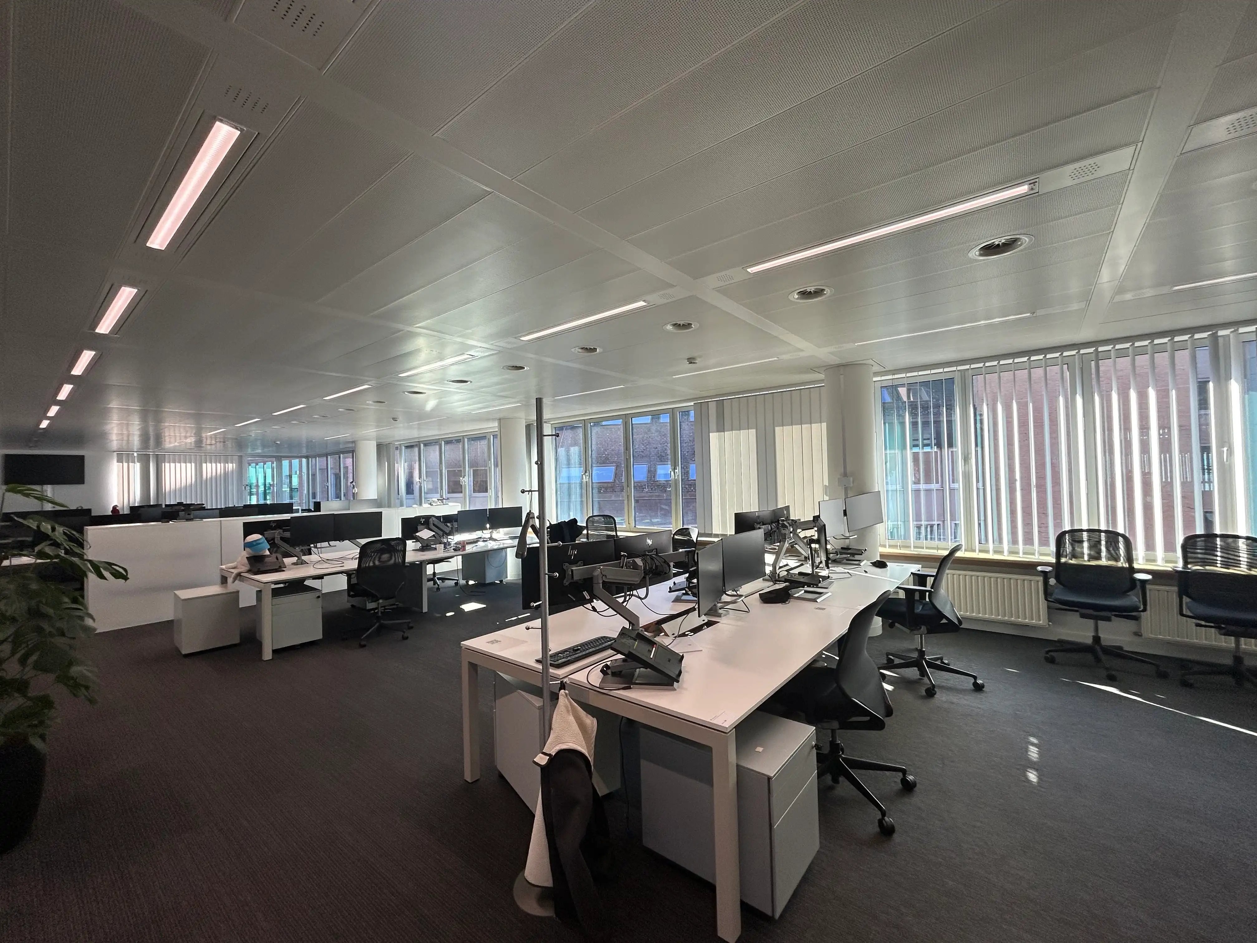Kantoor te huur met een oppervlakte van 1.247 m², vlakbij het station foto 2