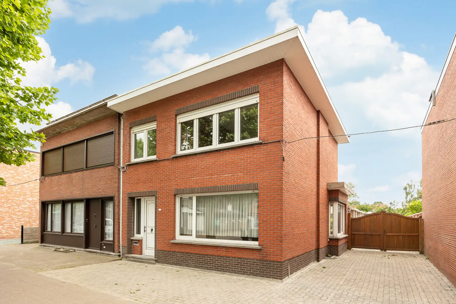 Handelspand met woonst en magazijn op commerciële toplocatie foto 2