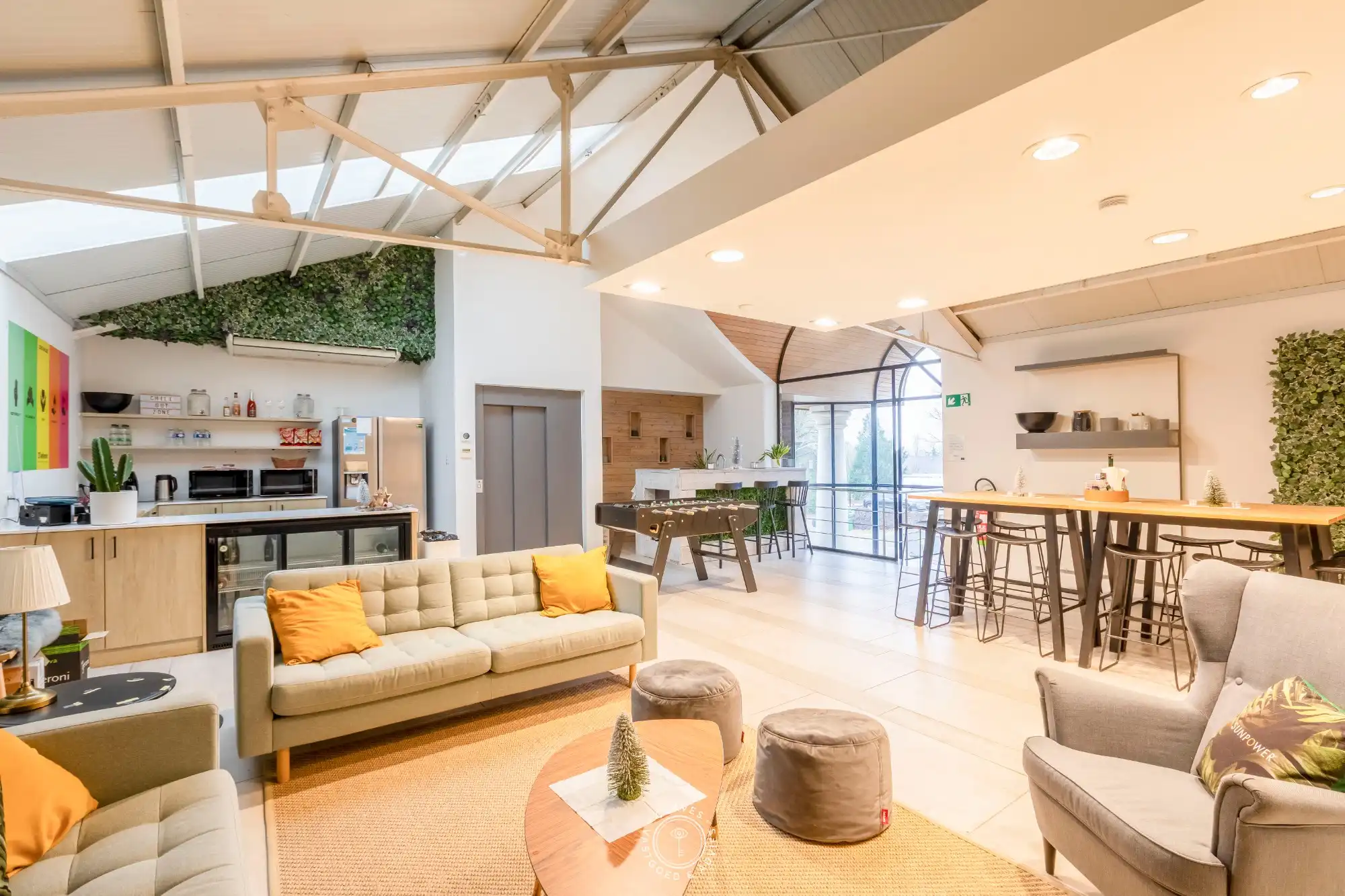 Multifunctioneel kantoorgebouw met magazijnen foto 18