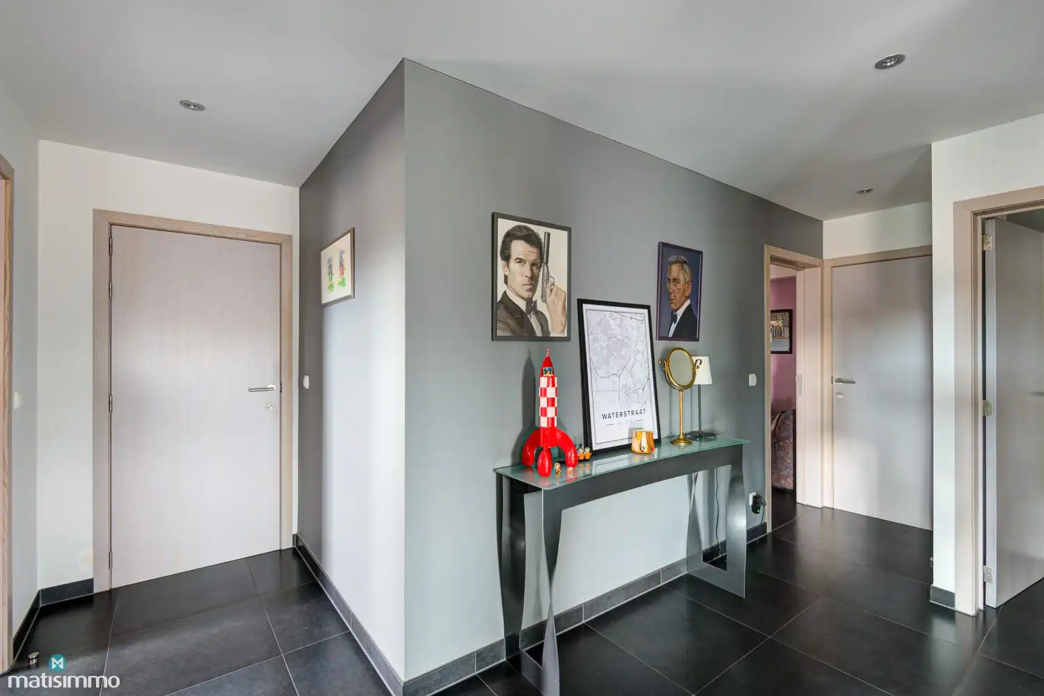 ZEER RUIM EN MODERN DUPLEXAPPARTEMENT (234M²) MET 5 SLAAPKAMERS, 2 BADKAMERS, 2 TERRASSEN, 2 KELDERS, DUBBELE GARAGE (60M²) (+ OPTIONEEL GARAGE) IN HET CENTRUM VAN LANAKEN foto 3