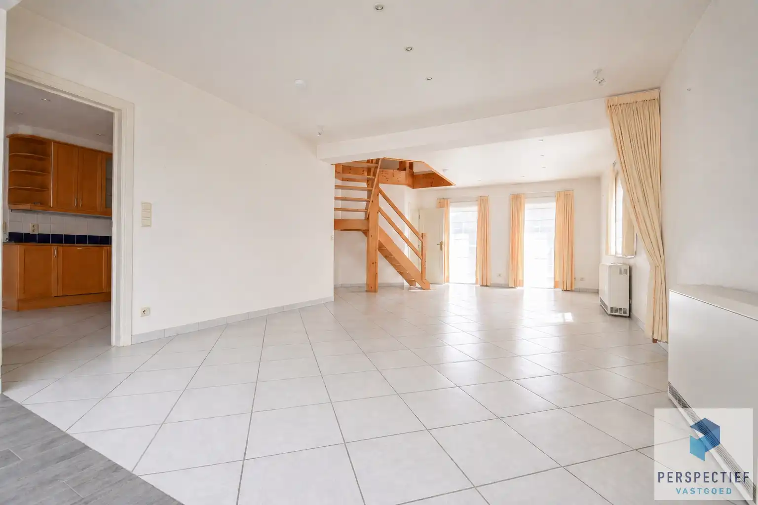 Unieke villa met dubbele garage en opslagplaats/ loods in rustige omgeving foto 8