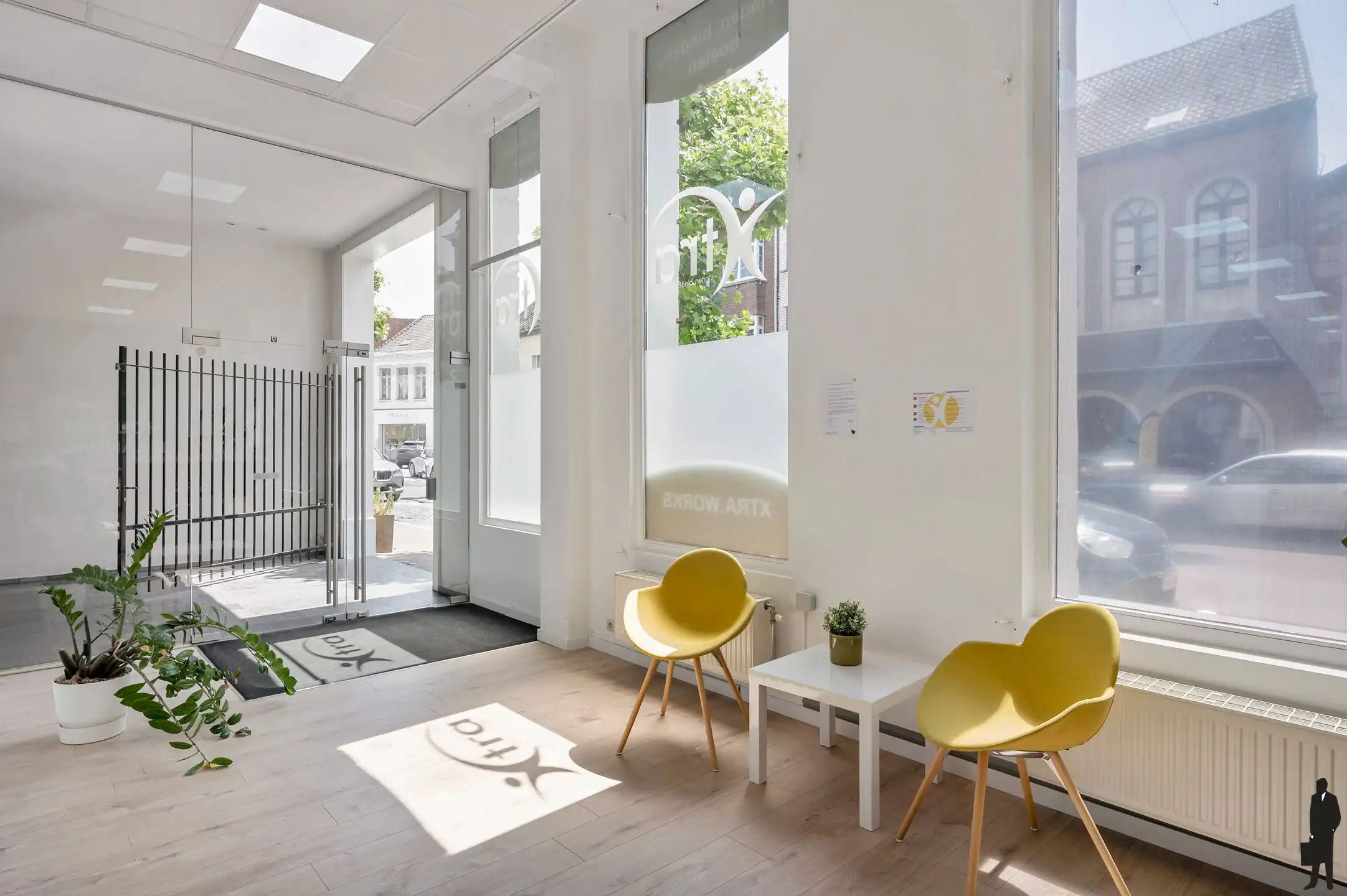 Handelspand/kantoorruimte ca. 228m² met twee staanplaatsen foto 2