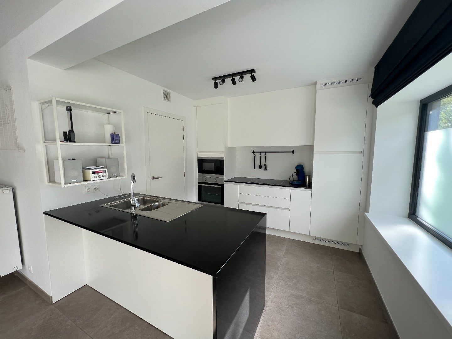 GELIJKVLOERS APPARTEMENT MET 2 SLAAPKAMERS EN TUIN MET TERRAS IN IEPER foto 5