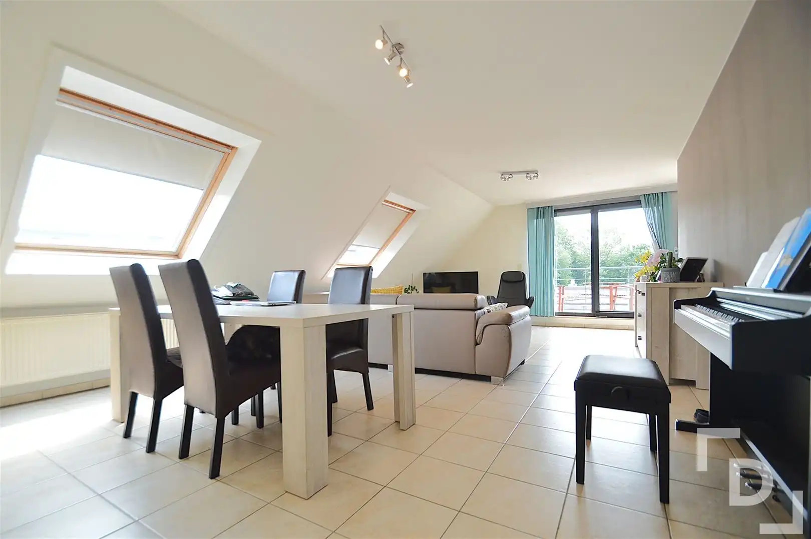 Dakappartement met terras te huur op centrale locatie in Ieper foto 2