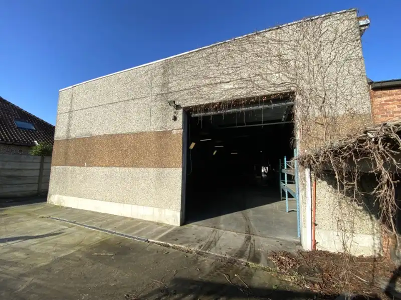 Ruim magazijn (550m²) met buitenruimte achteraan (800m²) foto 5