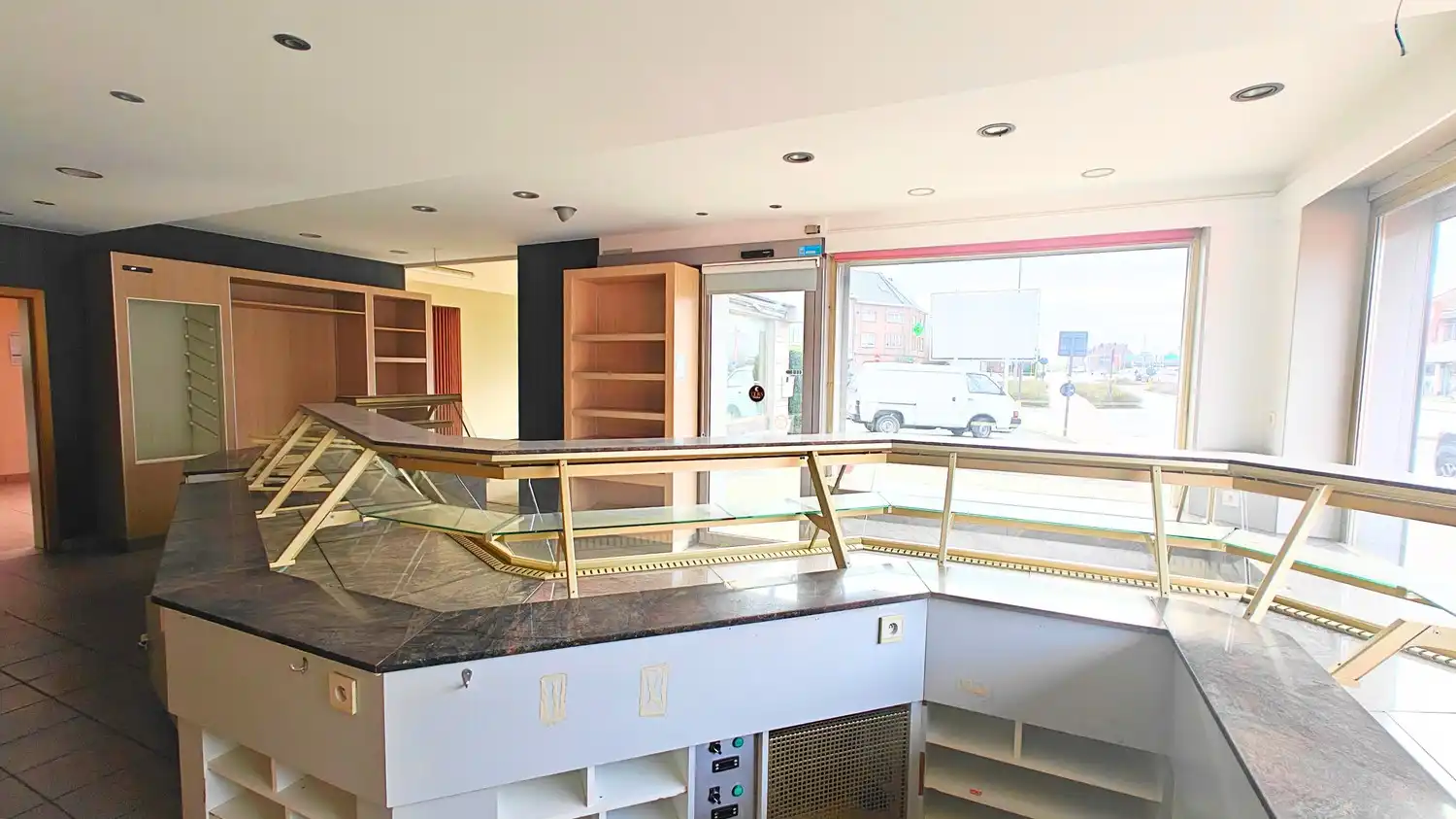 Handelspand op topliging met optimale zichtbaarheid langsheen Bergensesteenweg met veel parking en twee woongelegenheden! foto 2