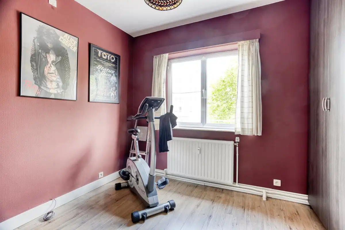 Opbrengsteigendom met 3 appartementen, garages en tuin foto 25