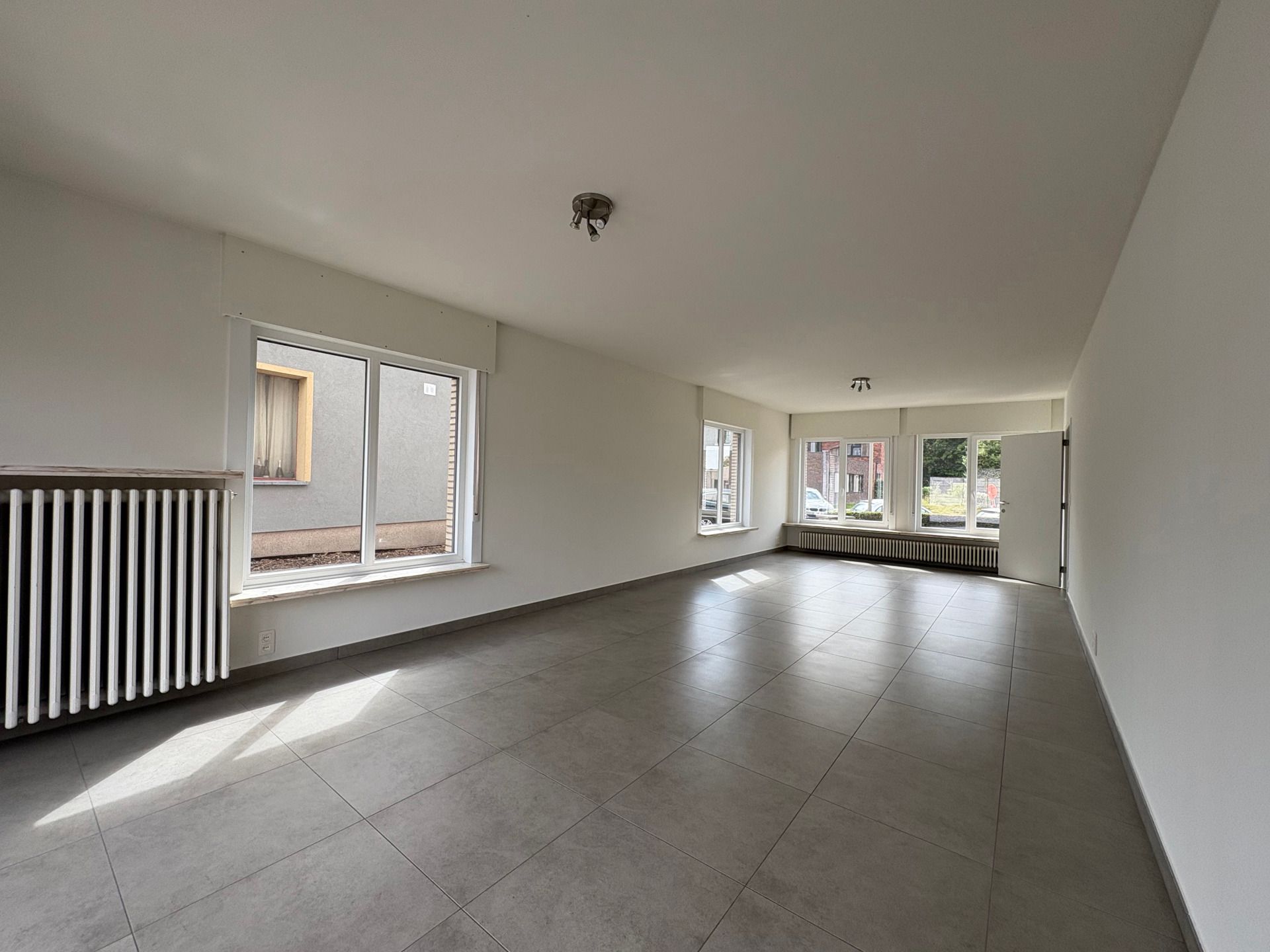 Ruime gerenoveerde woning met 5 slpks in centrum Ouwegem foto 4