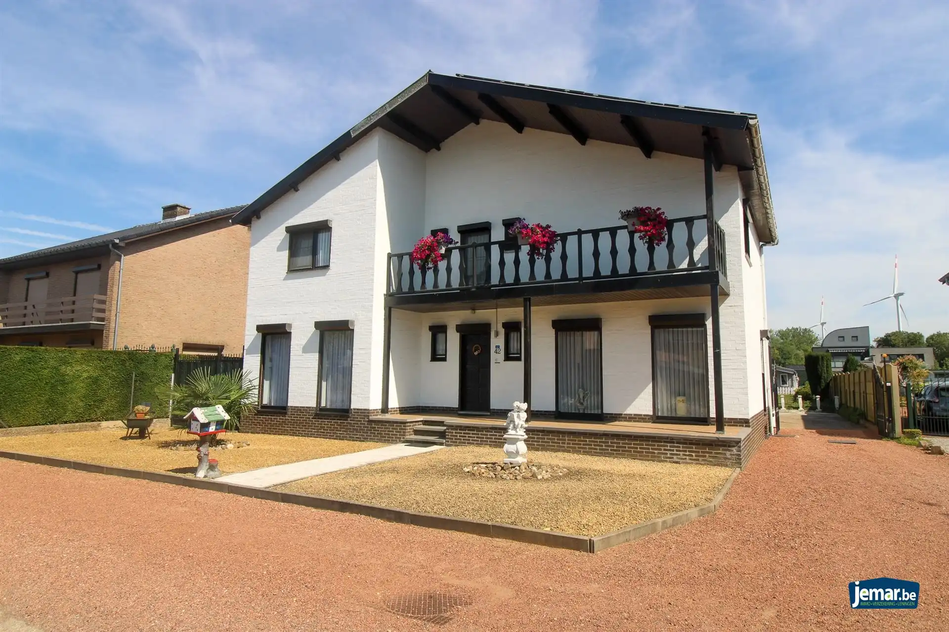 Vrijstaande gezinswoning met 4 slaapkamers, ruime kelder en garage, zonnepanelen mét certificaten en tuin op een vlot bereikbare toplocatie in Maasmechelen! foto 2