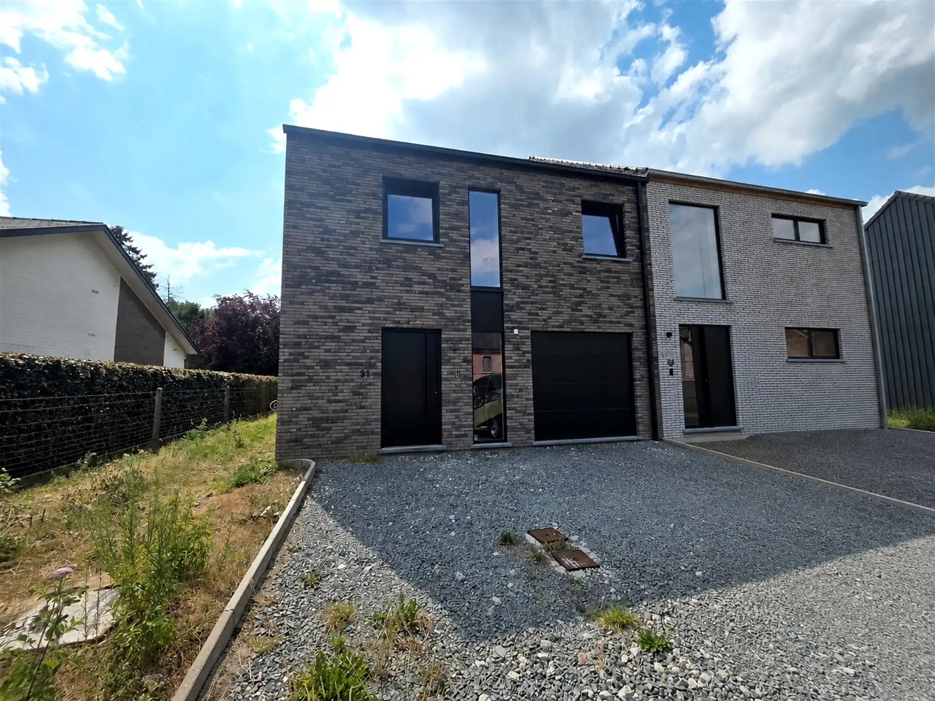 Moderne halfopen eengezinswoning met 4 slaapkamers en aangelegde tuin (augustus) foto {{pictureIndex}}