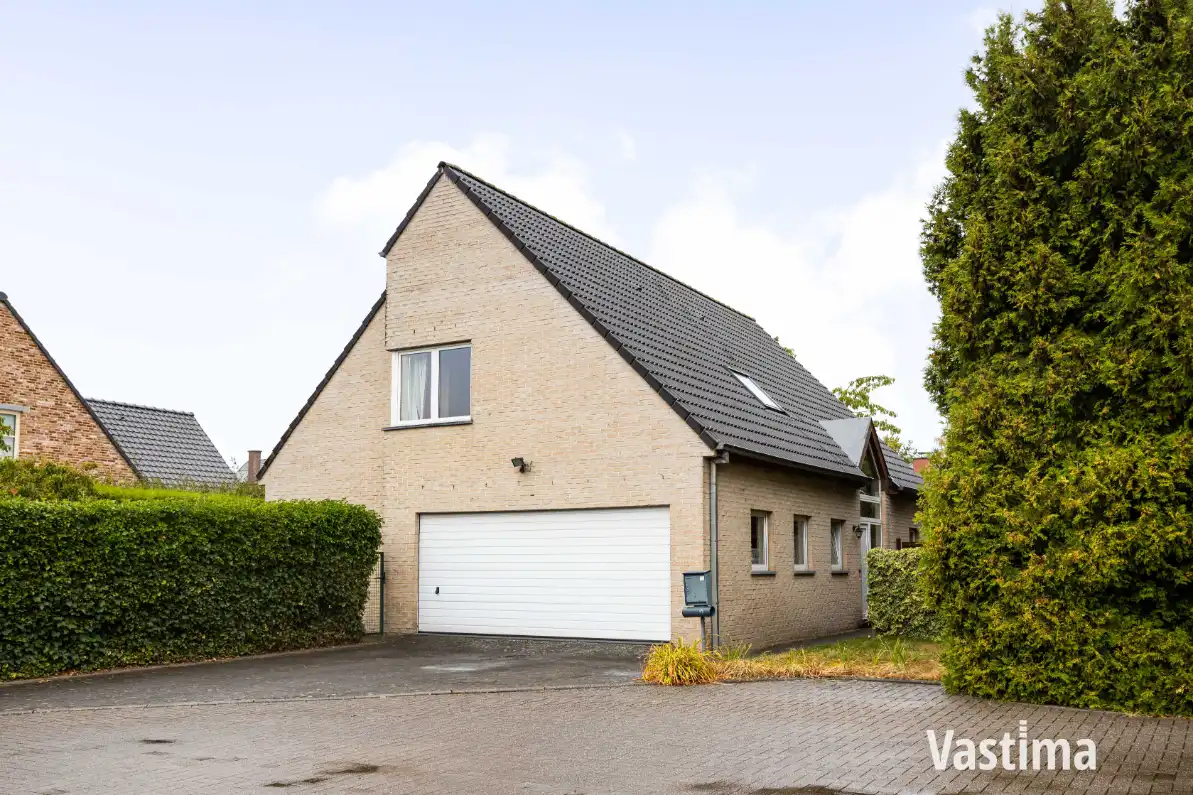 Ruime en instapklare villa met 4 slaapkamers en dubbele garage in doodlopende straat foto {{pictureIndex}}