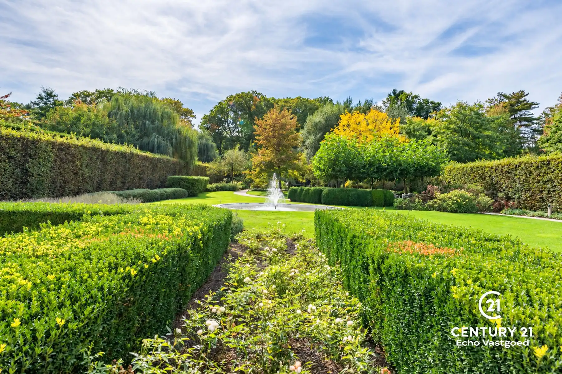 Statige, recente villa met parktuin en tijdloze klasse foto 11