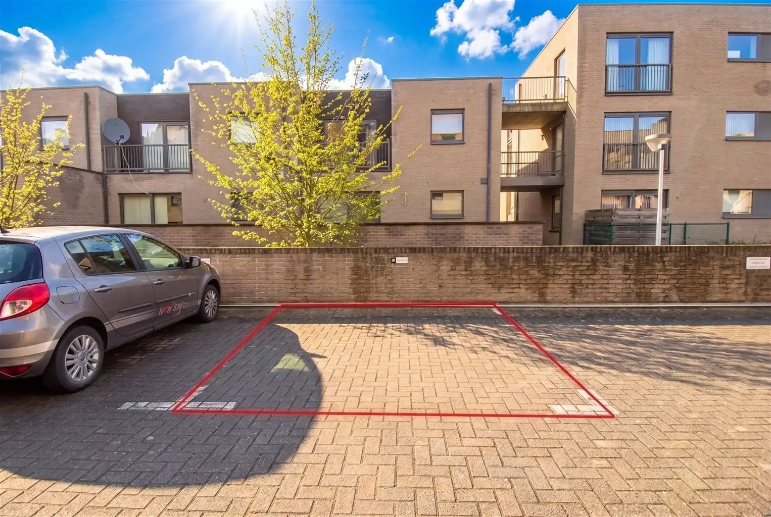 Volledig gerenoveerd, instapklaar herenhuis in eclectische stijl  met 3 slaapkamers(+dressing), mooi aangelegde tuin en autostaanplaats. foto 24
