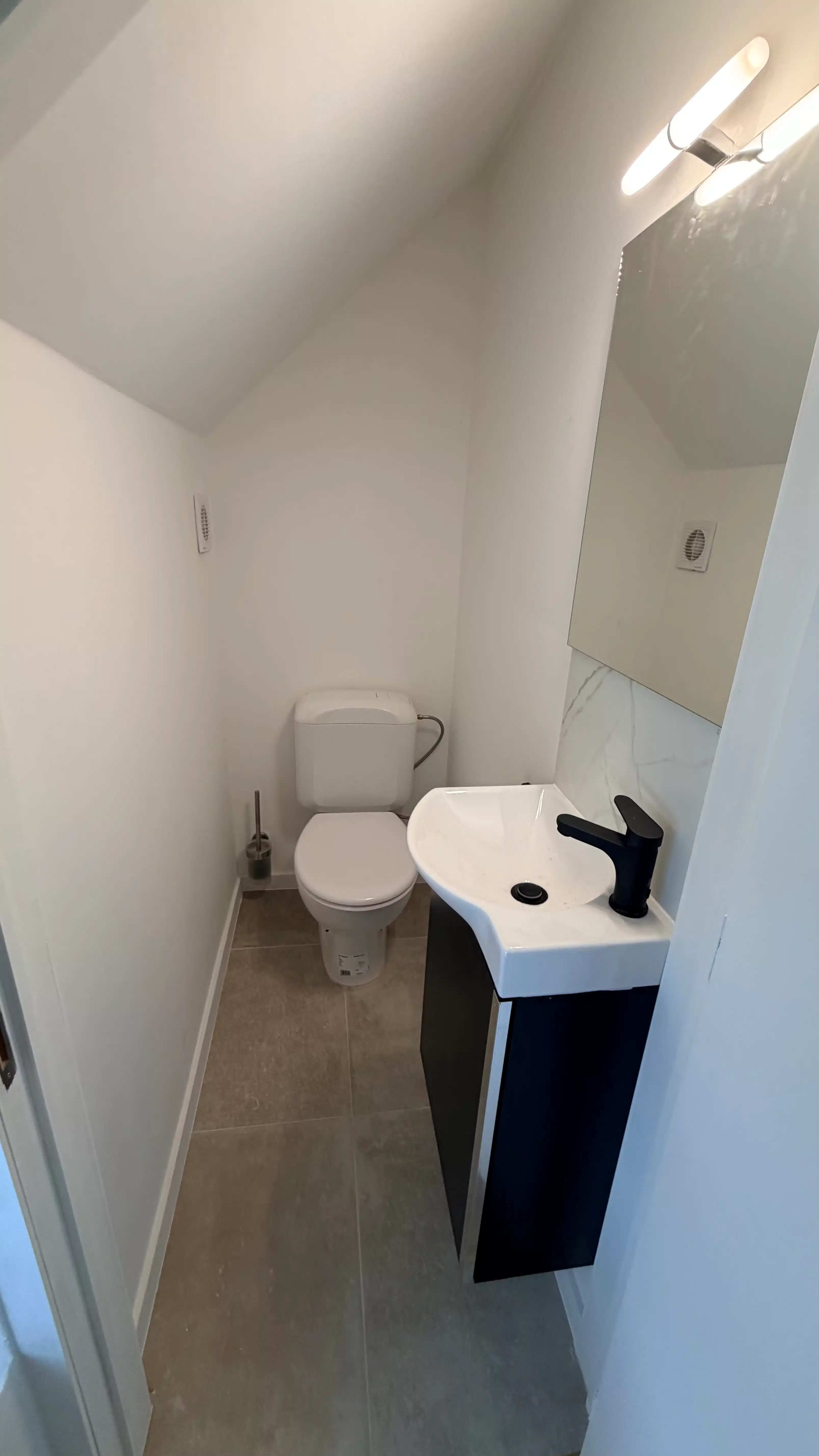 Rijwoning met 2 slaapkamers met eigen badkamer - TOTAALRENOVATIE foto 7