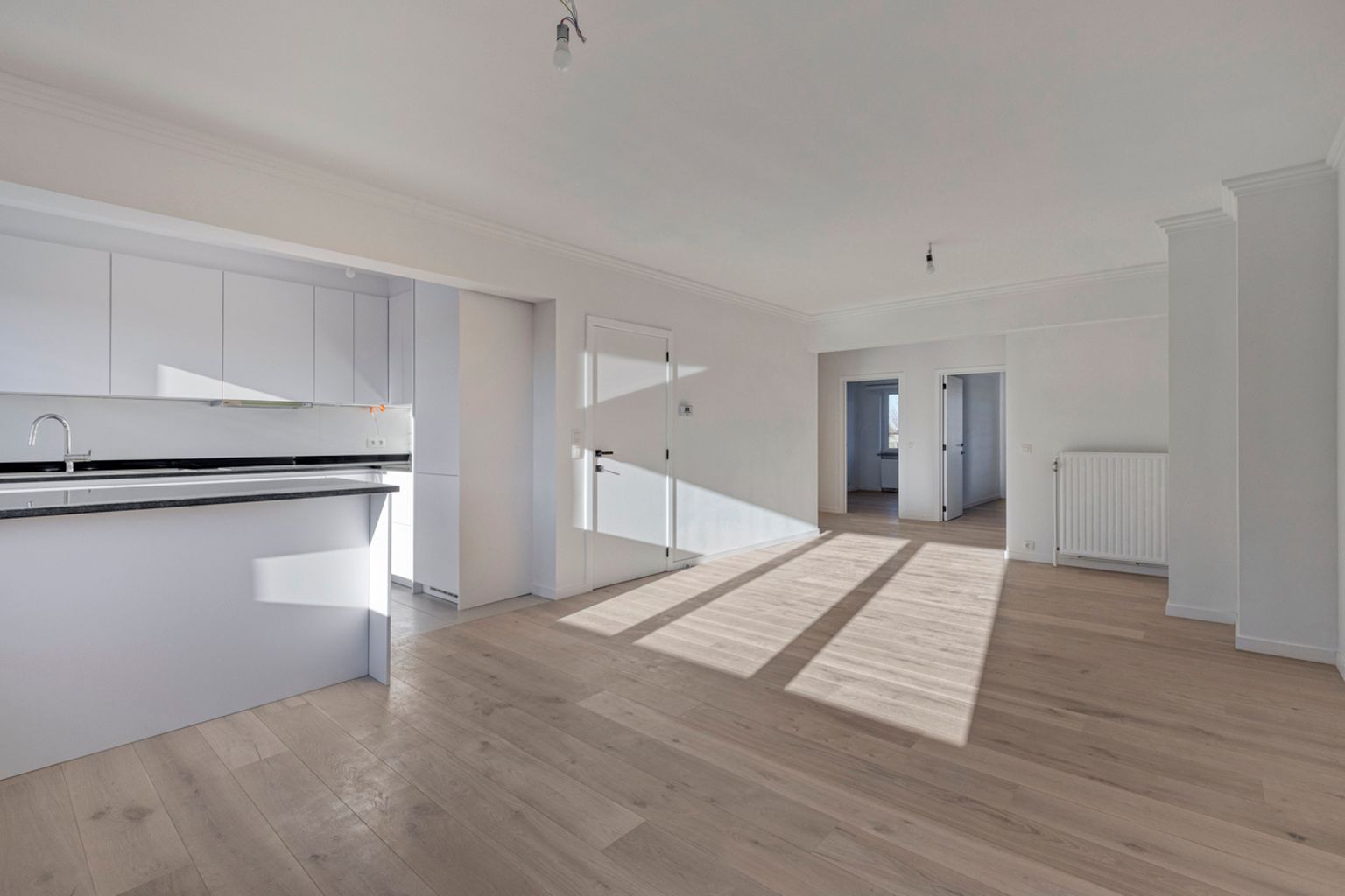 Volledig gerenoveerd en instapklaar 2 slaapkamer appartement foto {{pictureIndex}}