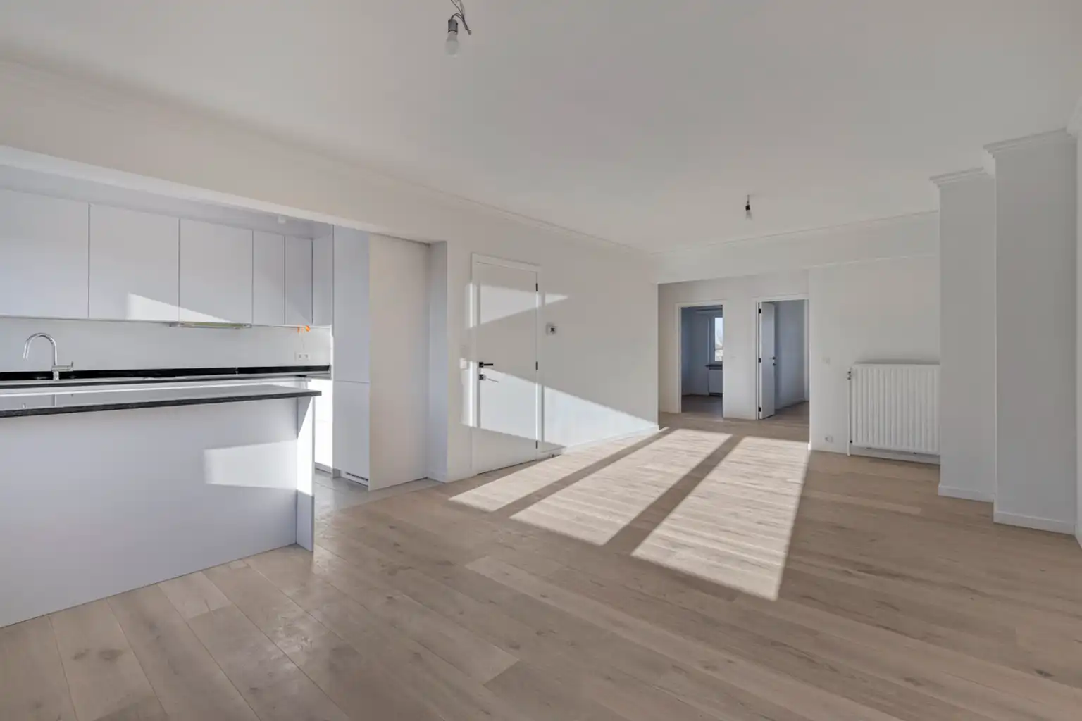 Volledig gerenoveerd en instapklaar 2 slaapkamer appartement foto {{pictureIndex}}