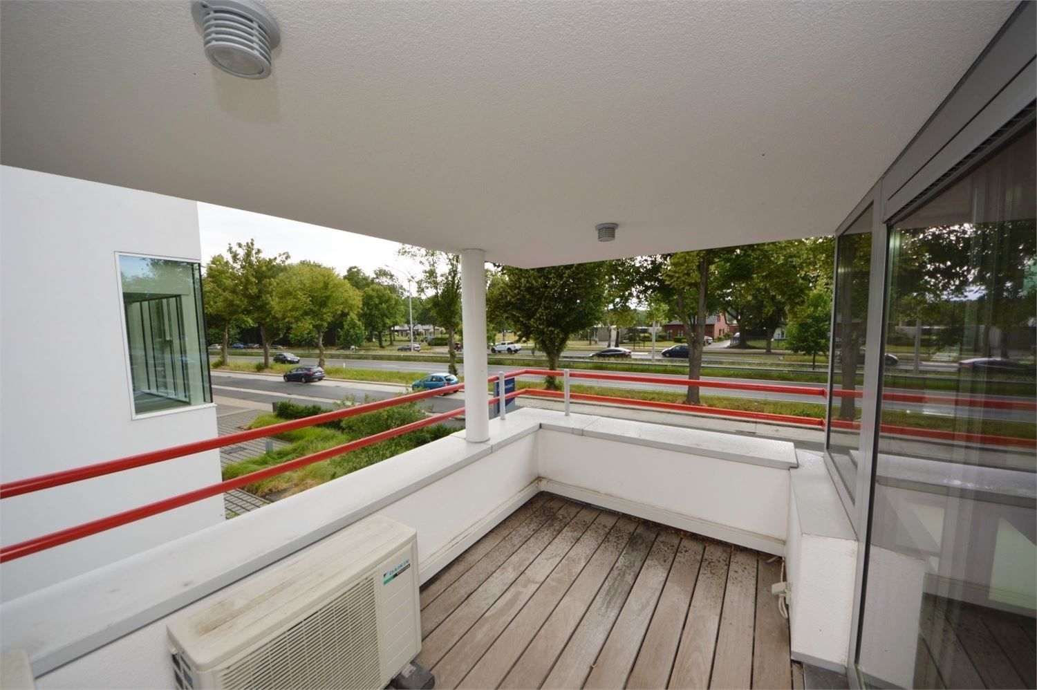 INSTAPKLAAR KANTOOR MET 6 PRIVE PARKEERPLAATSEN NABIJ E40 KAREELSTRAAT foto 22