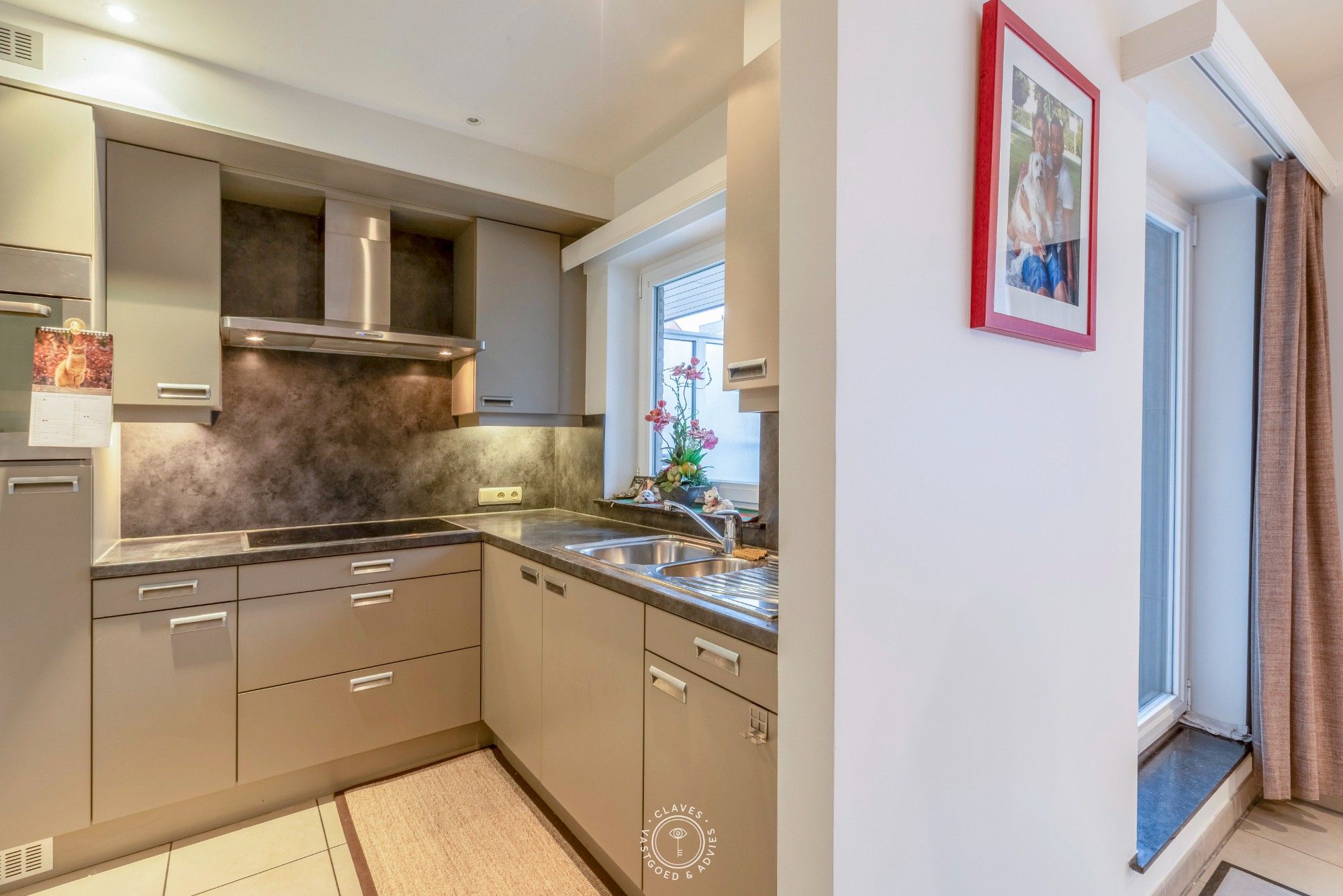 Centraal gelegen appartement met twee terrassen en autostaanplaats foto 6