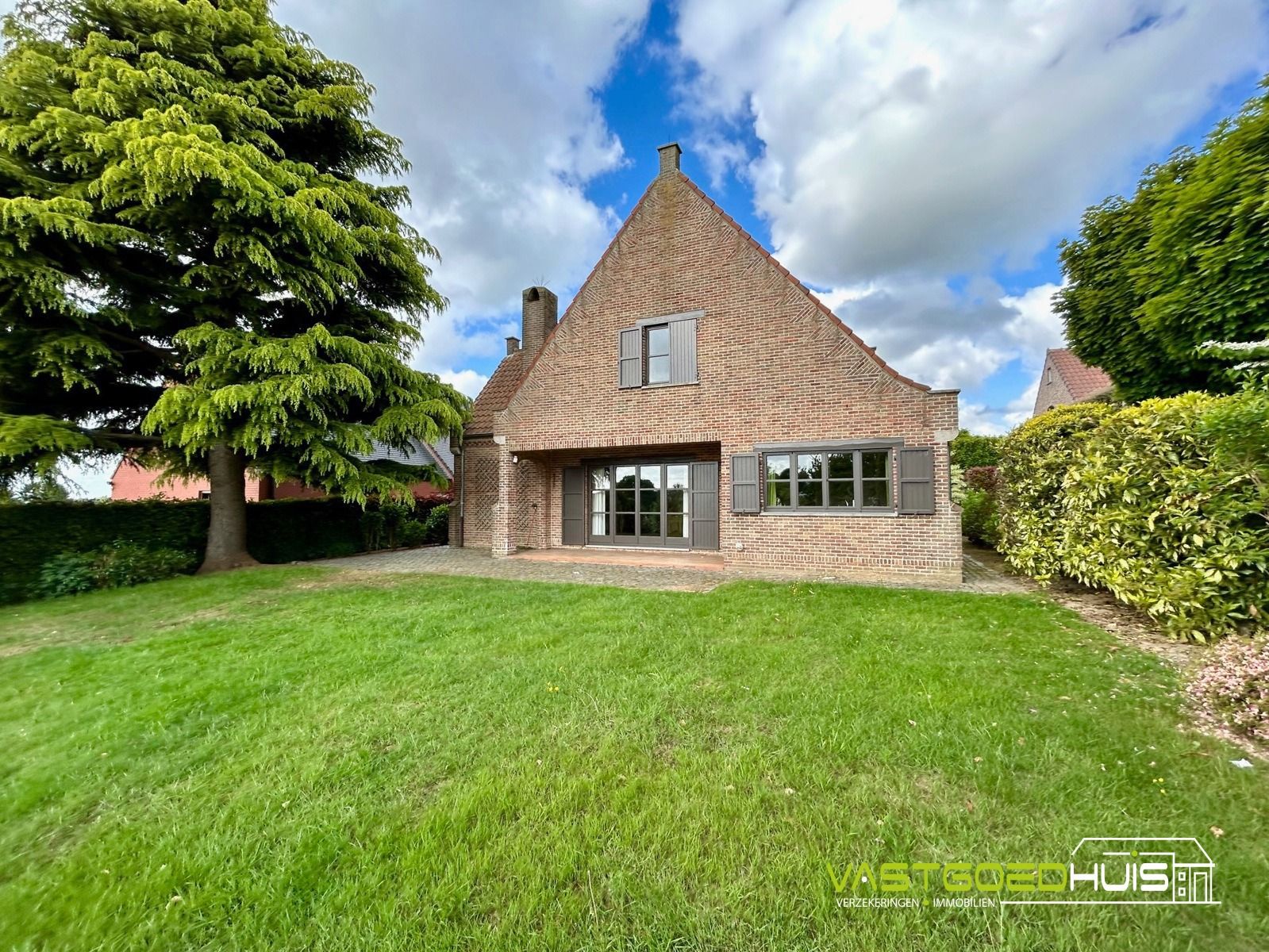 Statige villa met dubbele garage en prachtige tuin  foto 23