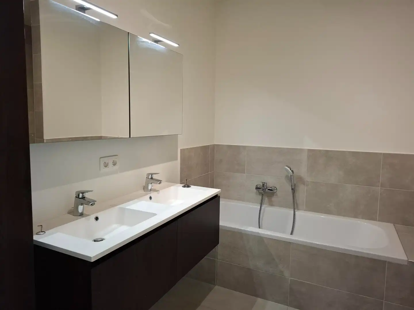 Ruim lichtrijk 3 slaapkamerappartement met terras, parking en berging inbegrepen foto 4