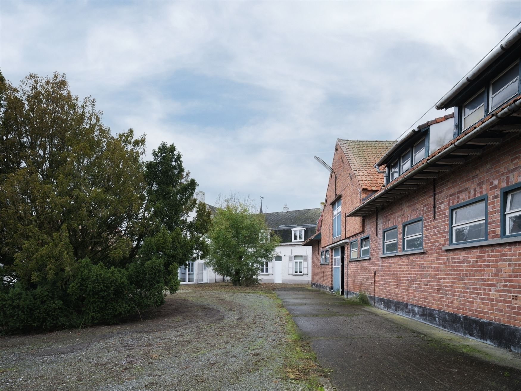 Karakterwoning met verschillende bijgebouwen foto 3