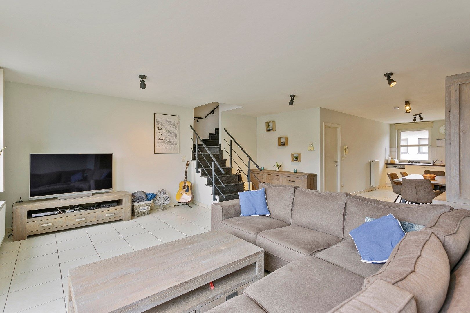 Comfortabel appartement voorzien van 3 slaapkamers, een fraai terras en een autostandplaats gelegen in het centrum van Kinrooi!  foto 9
