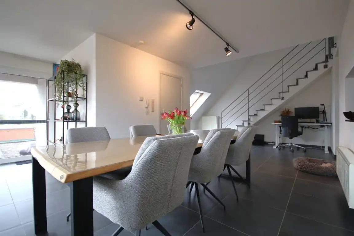 Rustig gelegen duplex appartement, met garage en extra staanplaats op wandelafstand van het centrum van Sint-Truiden. foto 9