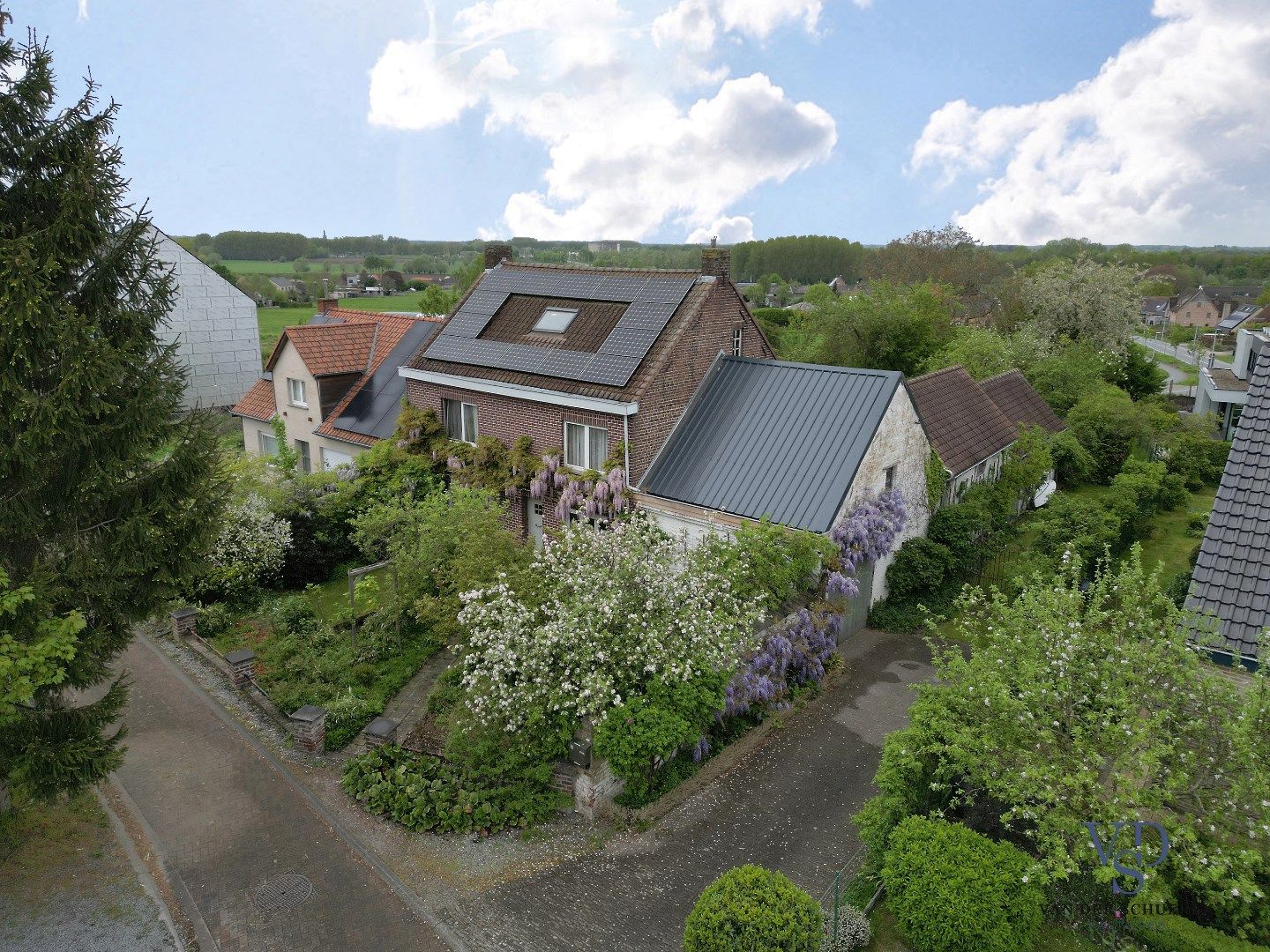 Charmante woning op royaal perceel van 1.618 m² foto 2