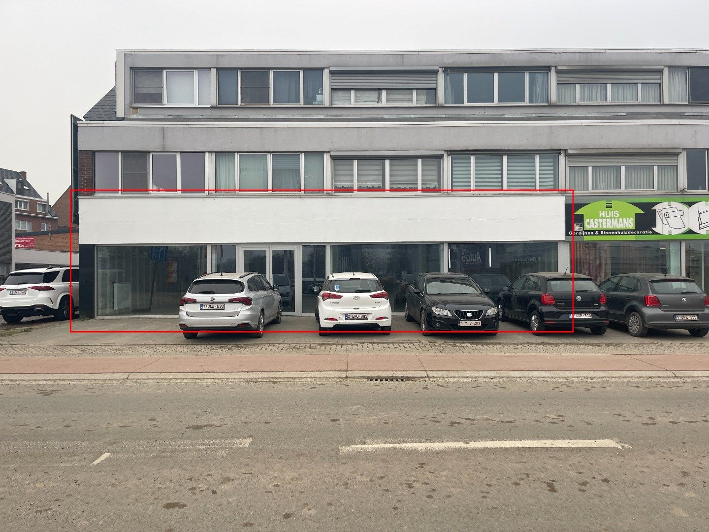 Moderne gerenoveerde winkelruimte/kantoorruimte  van 297m² op A- zicht locatie in Hasselt tegenover Brico, Auto 5 en Carrefour foto 2