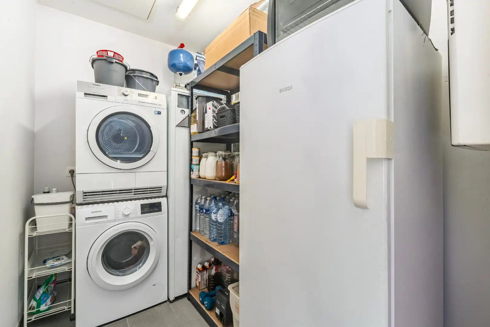 Instapklaar en lichtrijk appartement met terras en carport foto 11