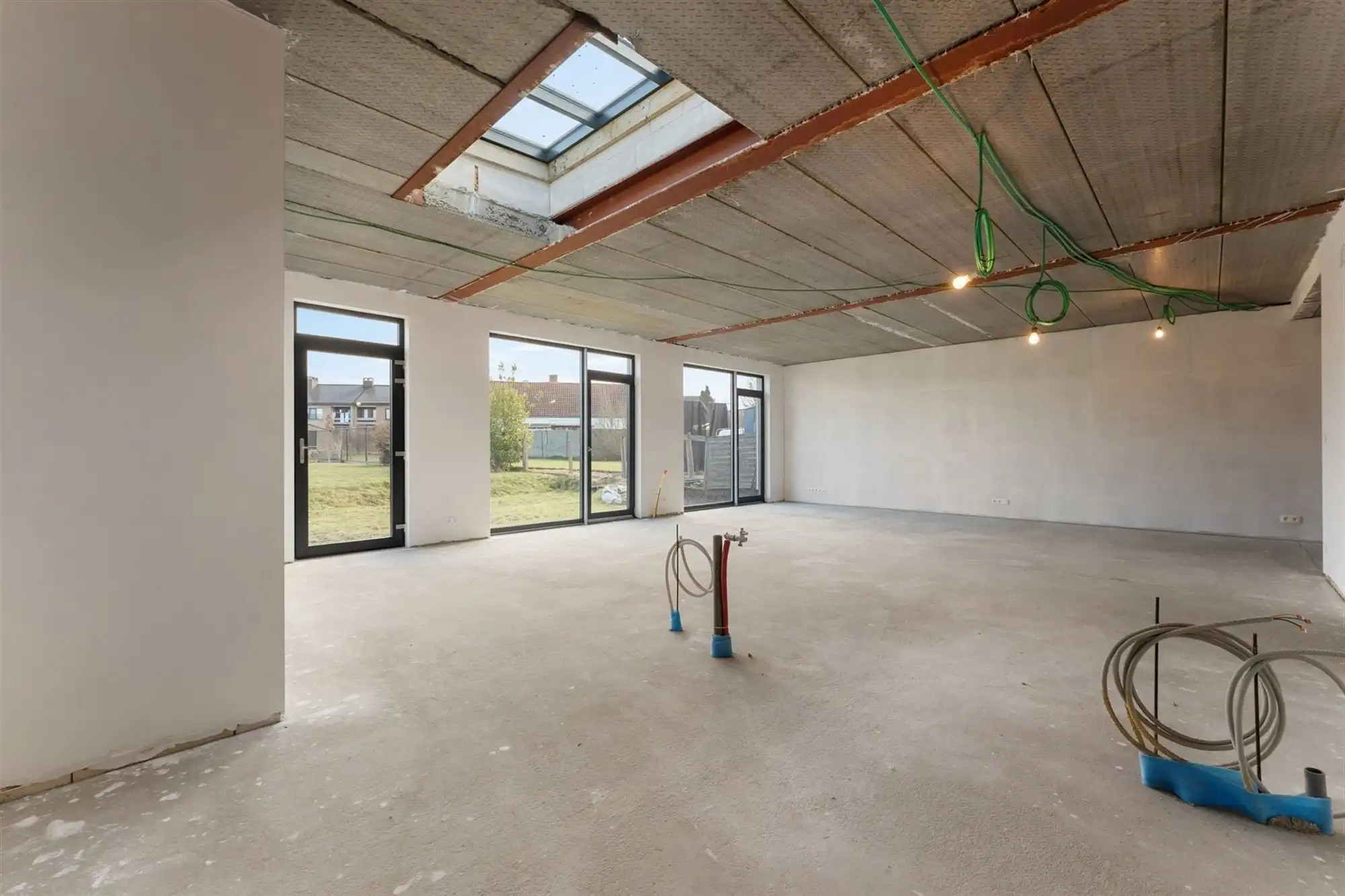 AF TE WERKEN RUIME WONING (222M²) MET 2 SLAAPKAMERS EN TUIN MET TUINKAMER OP 6A 81CA TE PAAL  foto 3