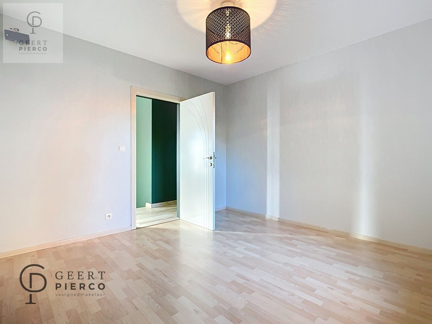 Ruime bungalow met drie slaapkamers en inpandige garage op een perceel van 10a37ca. foto 21