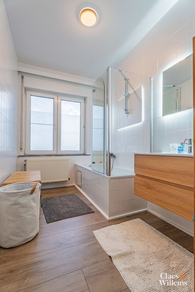 Ruim huis met zonnepanelen en vrije tuin  foto 12