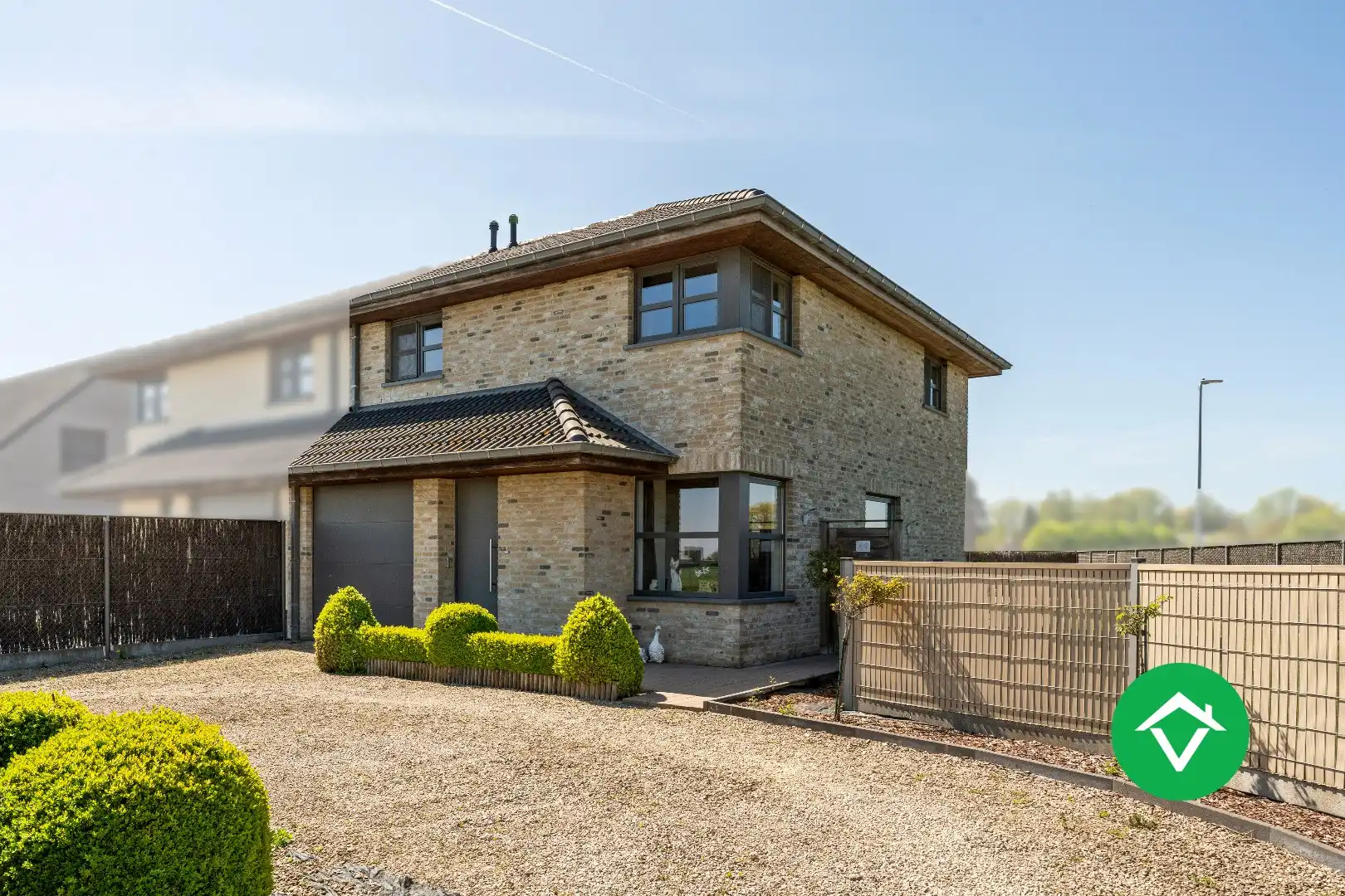 Recente woning (2011) met 3 slaapkamers, inpandige garage en vergezichten te Koekelare foto {{pictureIndex}}