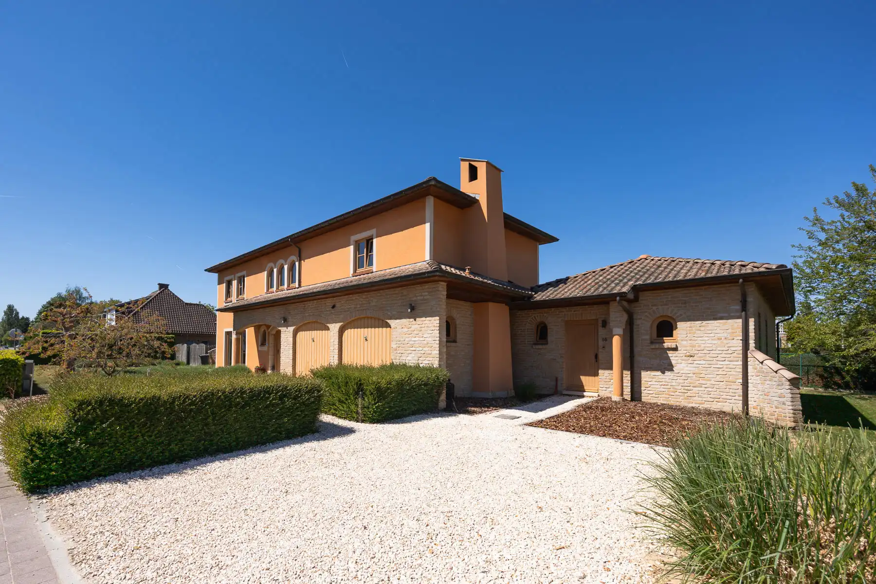 Rustig gelegen ruime villa in Spaanse stijl met grote tuin foto 2