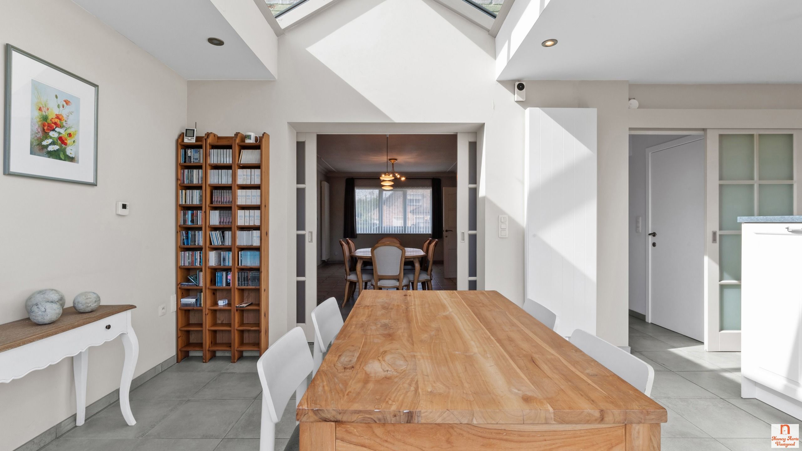 Instapklare woning met uitzonderlijk grote tuin met vijver foto 9