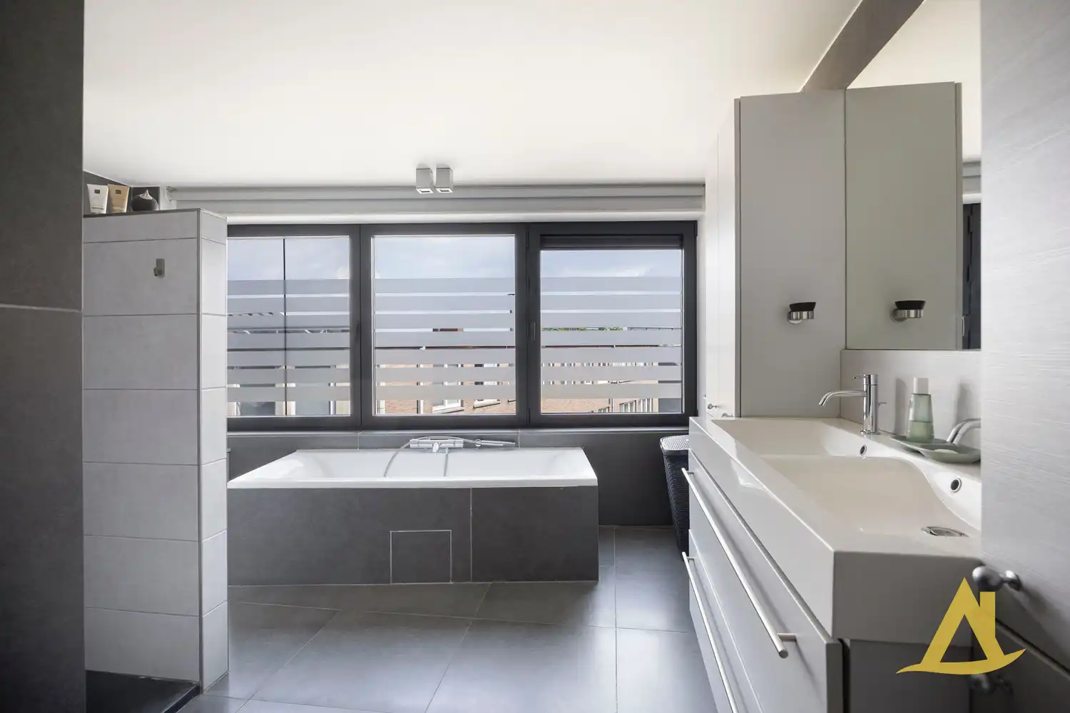 DESIGN STADSWONING MET 3 SLAAPKAMERS, TUIN EN JACUZZI IN HET HARTJE VAN DIEST foto 29