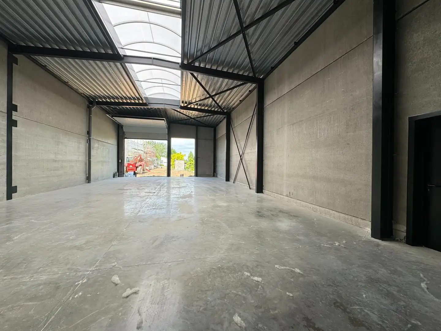 KMO unit met autostaanplaats in de nabijheid van de Rijksweg. foto 4