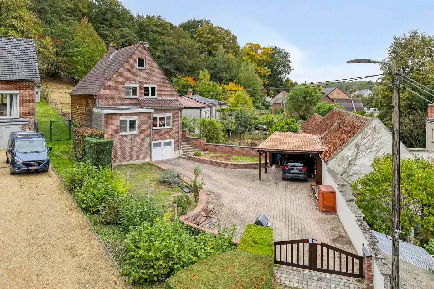 Hoofdfoto van de publicatie: Karaktervolle gezinswoning met fijne tuin en bosje.
