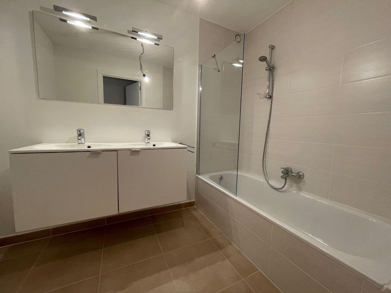 Ruim appartement met drie slaapkamers en twee badkamers( één met douche en één met bad). foto 20