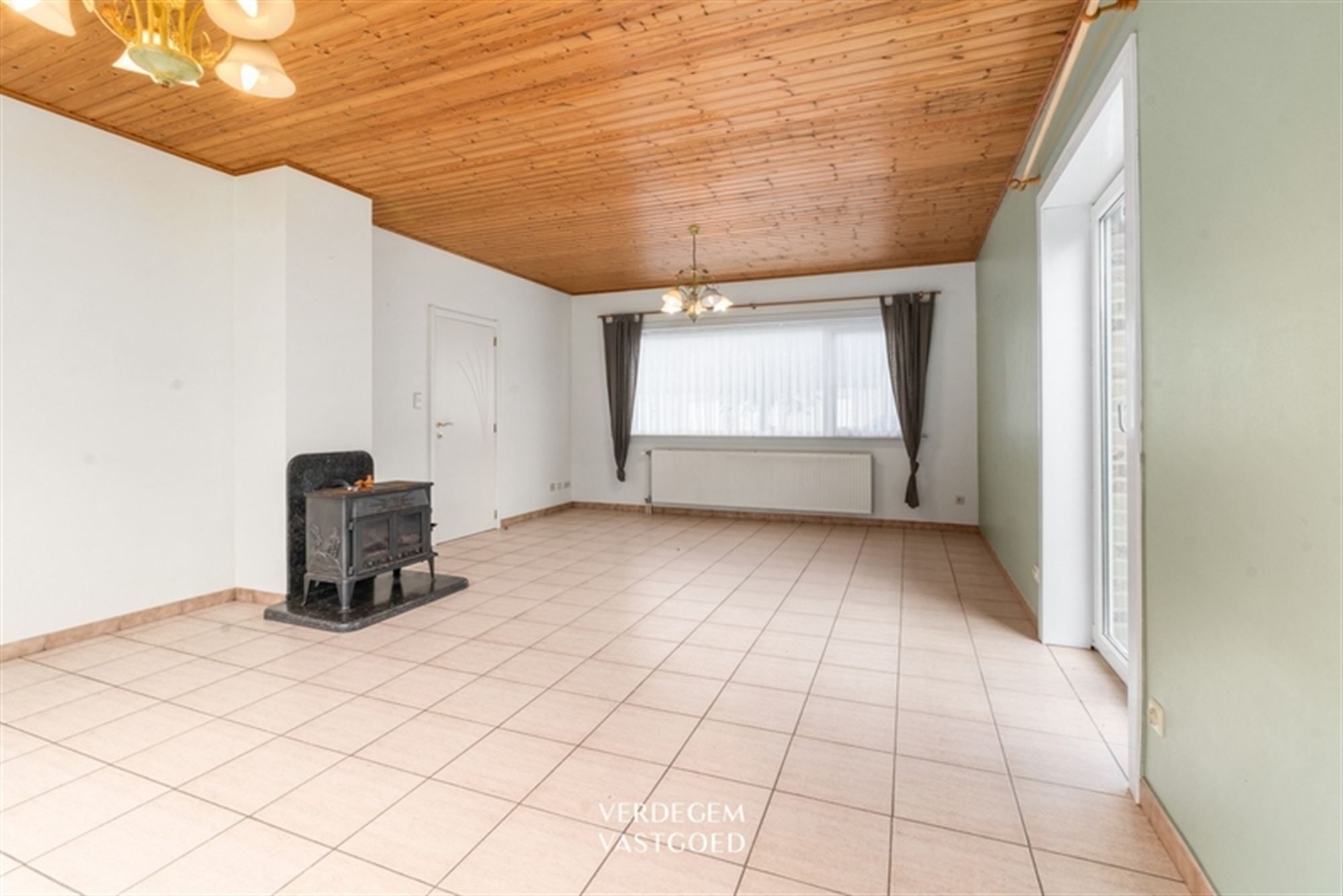 Rustig gelegen, vrijstaande woning met 6 slaapkamers op mooi perceel foto 4