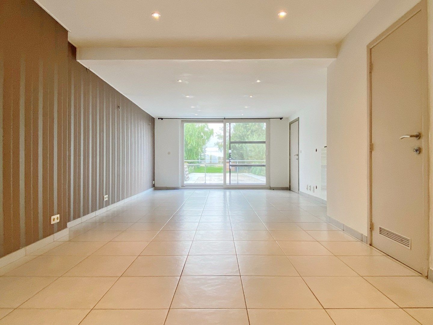 Volledig vernieuwde rijwoning met grote tuin, uitweg en parking. foto 7