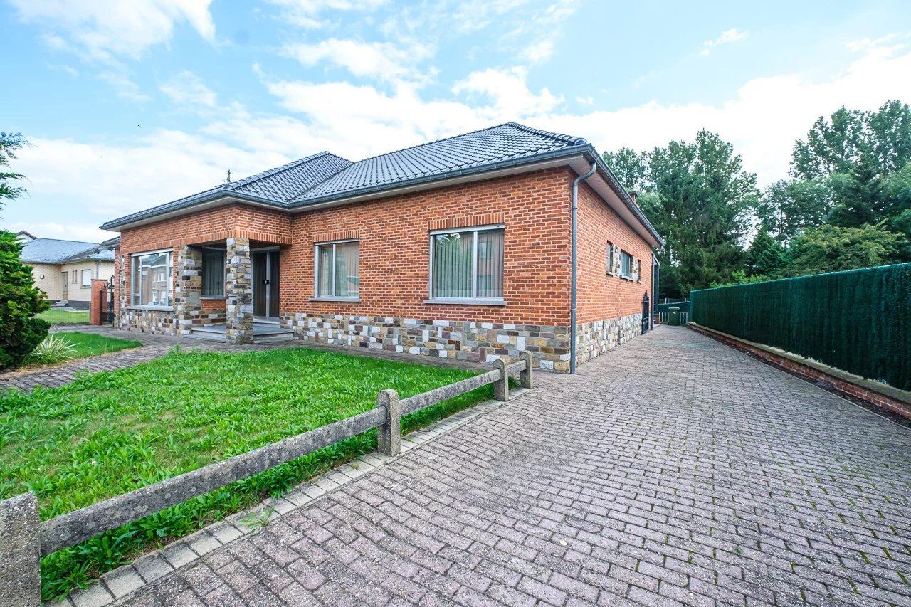 Ruime, op te knappen villa met handelsruimte foto 2