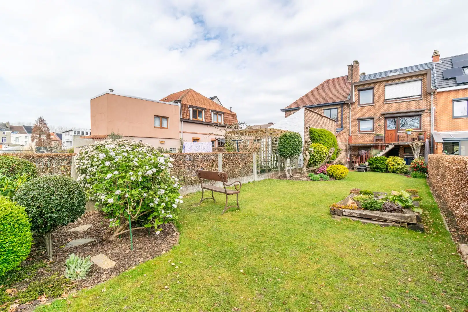 Een perfect onderhouden, degelijke bel-étage te Lot! foto 14