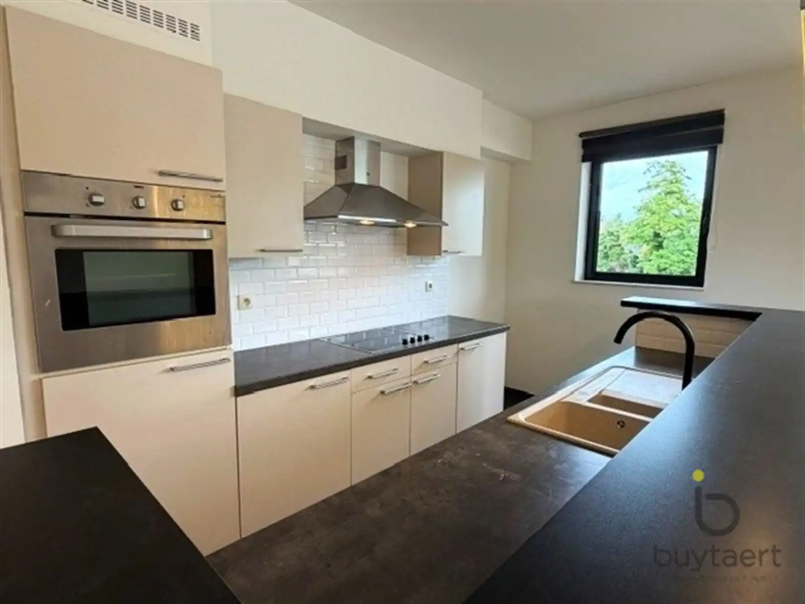 Hoekappartement met twee slpks en terrassen te Wommelgem. foto 5