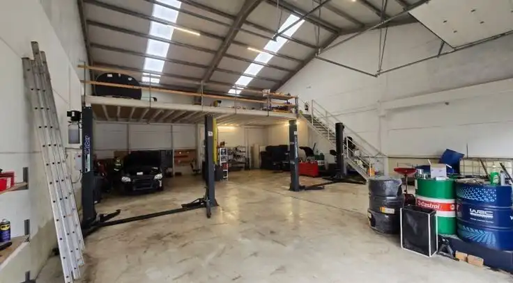 Instapklare KMO-unit (190m²) met tussenverdieping (60m²) en 2 voorbehouden parkeerplaatsen te koop in Middelkerke foto 3