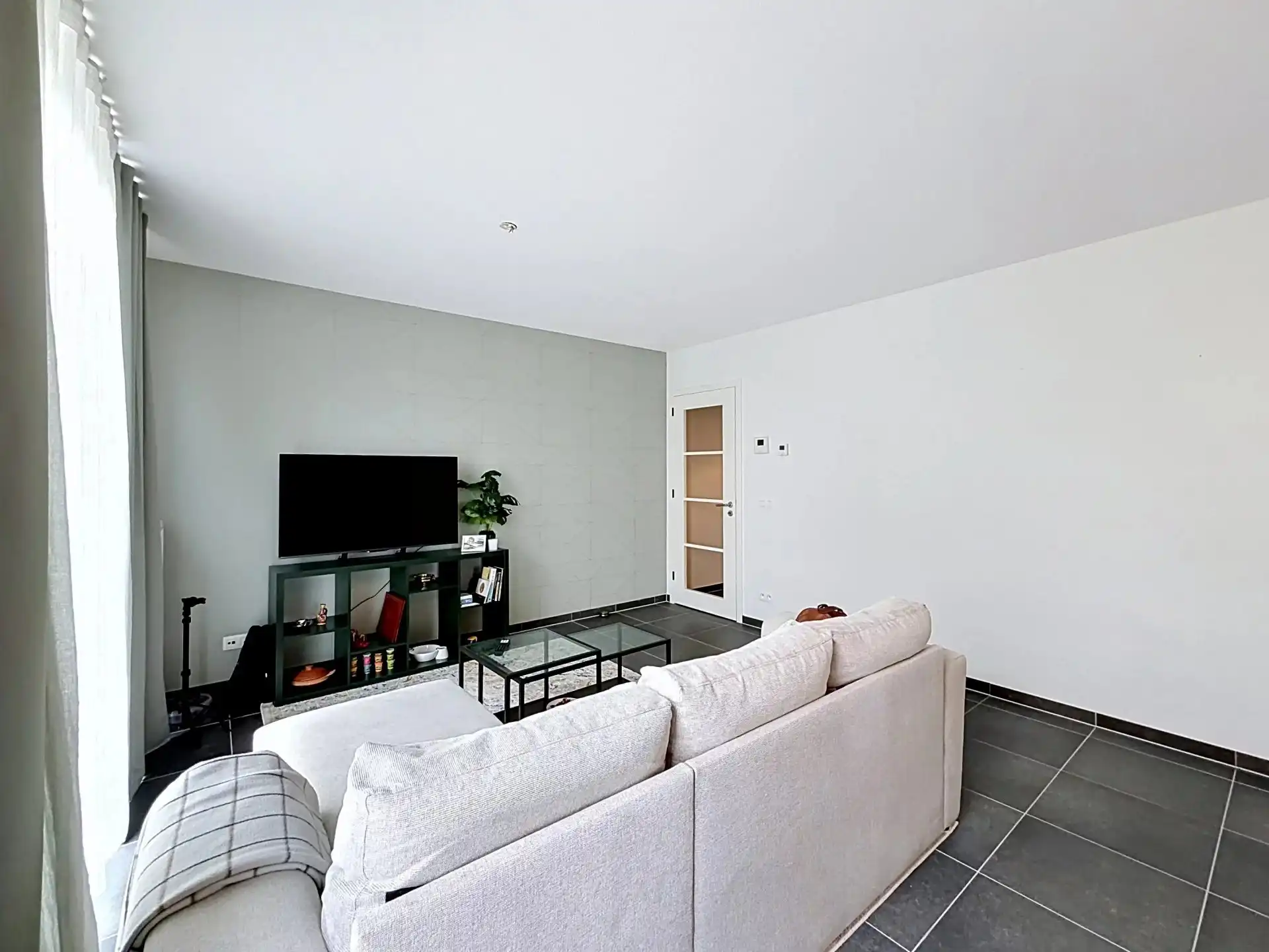 Modern appartement met 2 slaapkamers, terras en 2 ondergrondse staanplaatsen. foto 5
